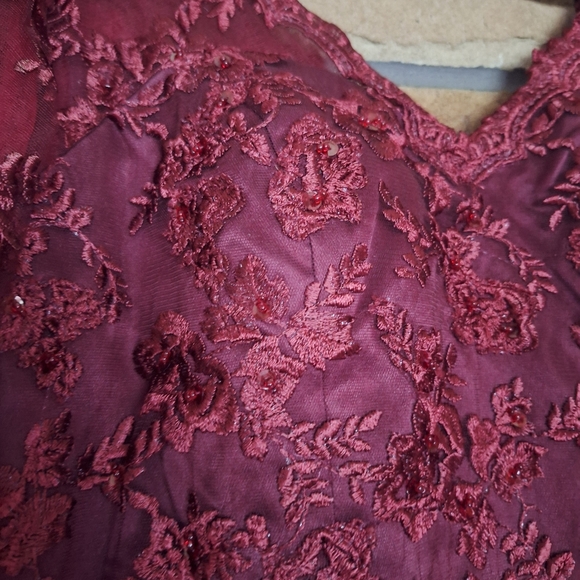 Sheath/Column V-neck Sweep Train Lace Mother of the Bride Dresses #F23M411 - Picture 10 of 13